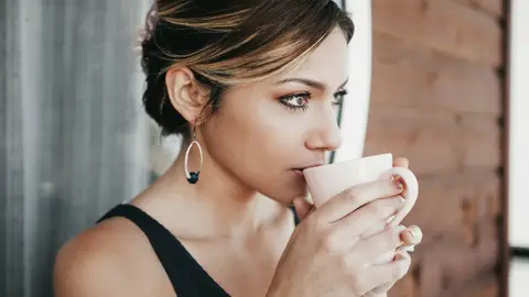 Mujer tomando café Mujer tomando café