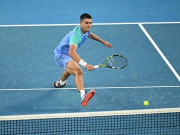 Carlos Alcaraz resta una pelota ante Alex de Miñaur