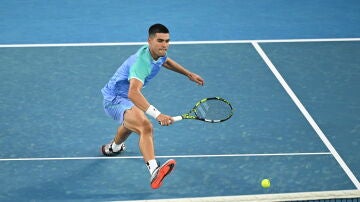 Carlos Alcaraz resta una pelota ante Alex de Miñaur