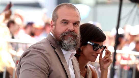 David Harbour y Lily Allen