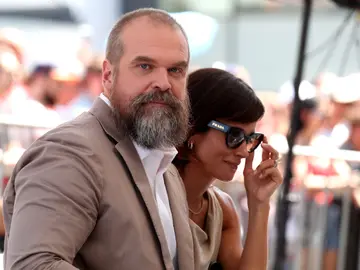 David Harbour y Lily Allen David Harbour y Lily Allen