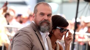 David Harbour y Lily Allen