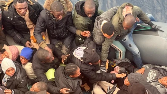 El momento en el que un bebé es rescatado por Salvamento Marítimo tras su nacimiento en un Cayuco en su travesía a Canarias El momento en el que un bebé es rescatado por Salvamento Marítimo tras su nacimiento en un Cayuco en su travesía a Canarias