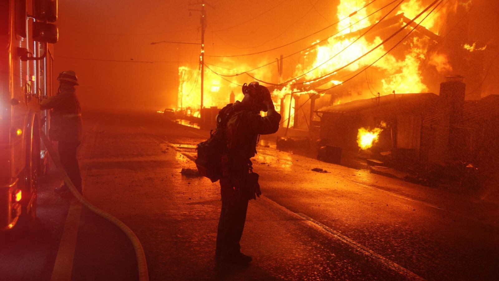 Un incendio estalla en Hollywood Hills y avanza rápidamente hacia el Paseo de la Fama de Los Ángeles