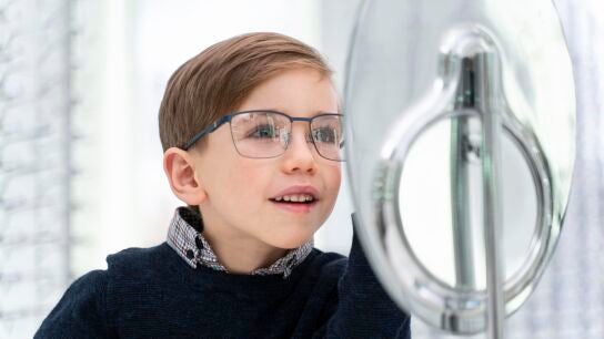 Ni&ntilde;o con gafas