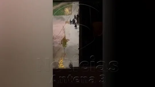 Tiroteo entre clanes rivales en el barrio de La Mina: más de 150 disparos en plena noche y una herida leve por una bala perdida Tiroteo entre clanes rivales en el barrio de La Mina: más de 150 disparos en plena noche y una herida leve por una bala perdida
