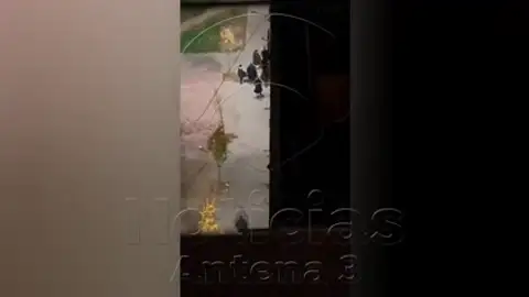 Tiroteo entre clanes rivales en el barrio de La Mina: más de 150 disparos en plena noche y una herida leve por una bala perdida Tiroteo entre clanes rivales en el barrio de La Mina: más de 150 disparos en plena noche y una herida leve por una bala perdida