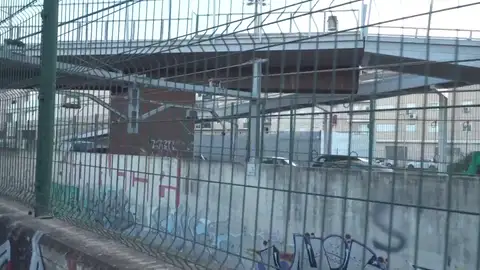 Una adolescente a punto de morir por hacerse un selfi en la estación de trenes de Son Costa, en Palma  Una adolescente a punto de morir por hacerse un selfi en la estación de trenes de Son Costa, en Palma
