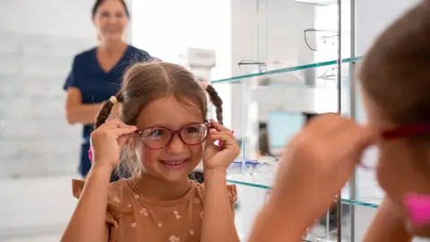 Niña con gafas Niña con gafas