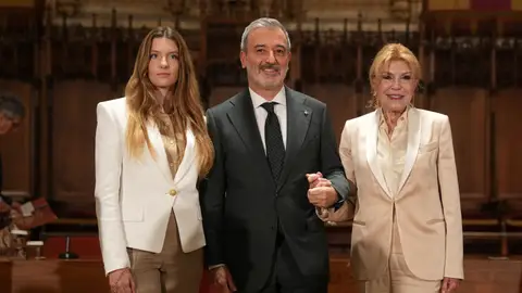 Tita Cervera y su hija Carmen con Jaume Collboni, alcalde de Barcelona Tita Cervera y su hija Carmen con Jaume Collboni, alcalde de Barcelona