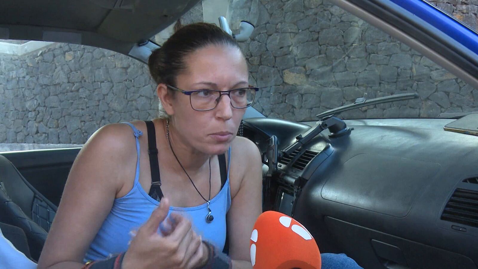 Natalia tiene trabajo pero vive en un coche: 