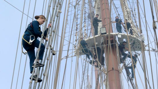 La princesa Leonor subi&eacute;ndose a un palo de la embarcaci&oacute;n de Elcano