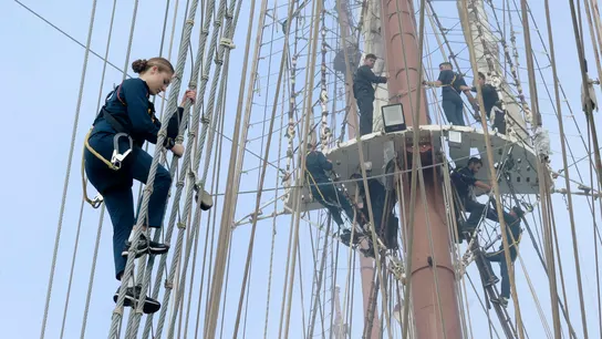 La princesa Leonor subiéndose a un palo de la embarcación de Elcano La princesa Leonor subiéndose a un palo de la embarcación de Elcano