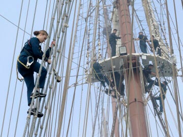 La princesa Leonor subiéndose a un palo de la embarcación de Elcano