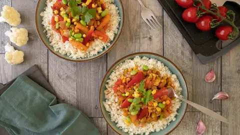 Platos de coliflor con verduras Platos de coliflor con verduras