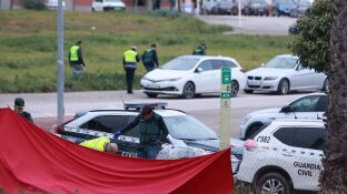 Guardia Civil en el lugar del apu&ntilde;alamiento en Gerena