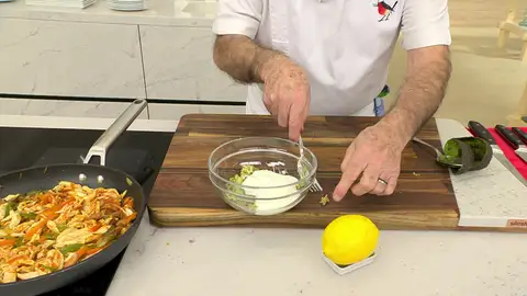 Agrega el yogur, el zumo del medio limón Agrega el yogur, el zumo del medio limón