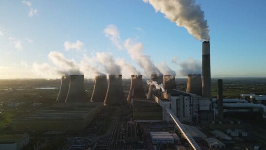Imagen de una f&aacute;brica emitiendo gases a la atm&oacute;sfera