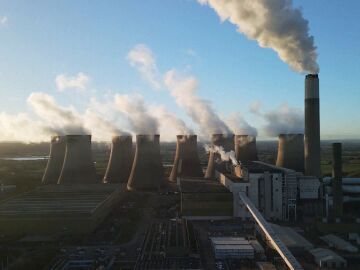 Imagen de una fábrica emitiendo gases a la atmósfera