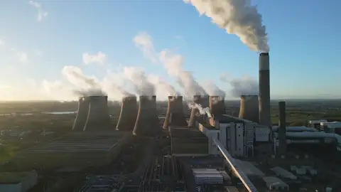 Imagen de una fábrica emitiendo gases a la atmósfera Imagen de una fábrica emitiendo gases a la atmósfera