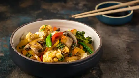 Plato de coliflor con verduras y gambas Plato de coliflor con verduras y gambas