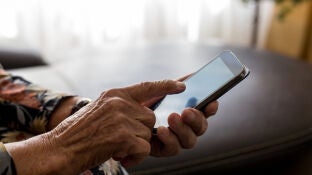 Un jubilado con su tel&eacute;fono m&oacute;vil