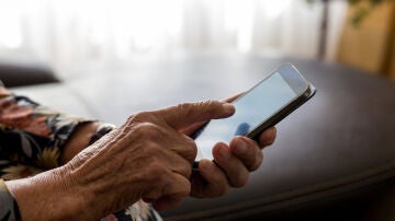 Un jubilado con su teléfono móvil