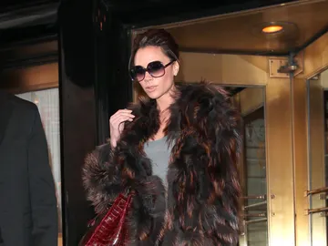 Victoria Beckham con un abrigo de pelo Victoria Beckham con un abrigo de pelo