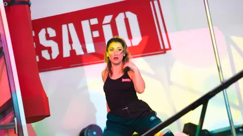 Feliciano López se estrena en el Desafío de una manera que no esperaba. El tenista ha cambiado la raqueta por la armónica en su primer reto en el programa: “No he cogido un instrumento en mi vida”, señalaba. 02_2 VÍDEO ENSAYO Un reto que se ha tomado muy enserio ya que ha estado practicando toda la semana en casa. Feliciano López ha tocado la armónica subida a una viga para recrear una imagen típica de Nueva York. Una prueba que, aunque parezca fácil no lo es ya que requiere precisión y limpieza en las noticias. Unas notas muy complicadas ya que los agujeros son muy pequeños. Además, Feliciano tendrá que convertirse en un miembro más de la banda. Un desafío que ha superado según el jurado: “Has hecho lo que se te ha pedido y lo has hecho bien”, aseguraba Juan Del Val. ¡Así ha sido un reto en el vídeo de arriba! Feliciano López se estrena en el Desafío de una manera que no esperaba. El tenista ha cambiado la raqueta por la armónica en su primer reto en el programa: “No he cogido un instrumento en mi vida”, señalaba. 02_2 VÍDEO ENSAYO Un reto que se ha tomado muy enserio ya que ha estado practicando toda la semana en casa. Feliciano López ha tocado la armónica subida a una viga para recrear una imagen típica de Nueva York. Una prueba que, aunque parezca fácil no lo es ya que requiere precisión y limpieza en las noticias. Unas notas muy complicadas ya que los agujeros son muy pequeños. Además, Feliciano tendrá que convertirse en un miembro más de la banda. Un desafío que ha superado según el jurado: “Has hecho lo que se te ha pedido y lo has hecho bien”, aseguraba Juan Del Val. ¡Así ha sido un reto en el vídeo de arriba!