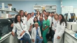  Equipo que ha formado parte de una terapia pionera en Europa en el Hospital Reina Sof&iacute;a de C&oacute;rdoba.
