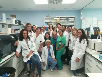Equipo que ha formado parte de una terapia pionera en Europa en el Hospital Reina Sofía de Córdoba. Equipo que ha formado parte de una terapia pionera en Europa en el Hospital Reina Sofía de Córdoba.