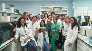  Equipo que ha formado parte de una terapia pionera en Europa en el Hospital Reina Sofía de Córdoba.