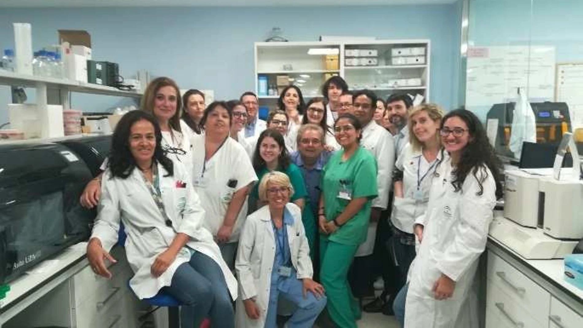 Equipo que ha formado parte de una terapia pionera en Europa en el Hospital Reina Sofía de Córdoba. Equipo que ha formado parte de una terapia pionera en Europa en el Hospital Reina Sofía de Córdoba.