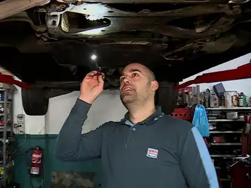 Imagen de un trabajador en un taller. Imagen de un trabajador en un taller.