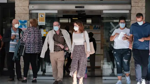 Imagen de archivo de varios ciudadanos en la puerta del Hospital Universitario Doctor Negrín de Las Palmas de Gran Canaria Imagen de archivo de varios ciudadanos en la puerta del Hospital Universitario Doctor Negrín de Las Palmas de Gran Canaria