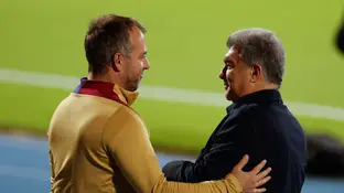 Joan Laporta saluda a Hansi Flick en una imagen de archivo Joan Laporta saluda a Hansi Flick en una imagen de archivo