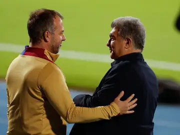 Joan Laporta saluda a Hansi Flick en una imagen de archivo Joan Laporta saluda a Hansi Flick en una imagen de archivo