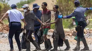 Mineros ilegales rescatados de bajo tierra en Sudáfrica Mineros ilegales rescatados de bajo tierra en Sudáfrica