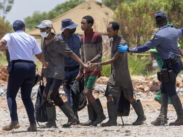 Mineros ilegales rescatados de bajo tierra en Sudáfrica