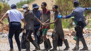 Mineros ilegales rescatados de bajo tierra en Sudáfrica