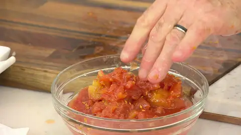 Corta los tomates en dados e incorpóralos a la olla Corta los tomates en dados e incorpóralos a la olla