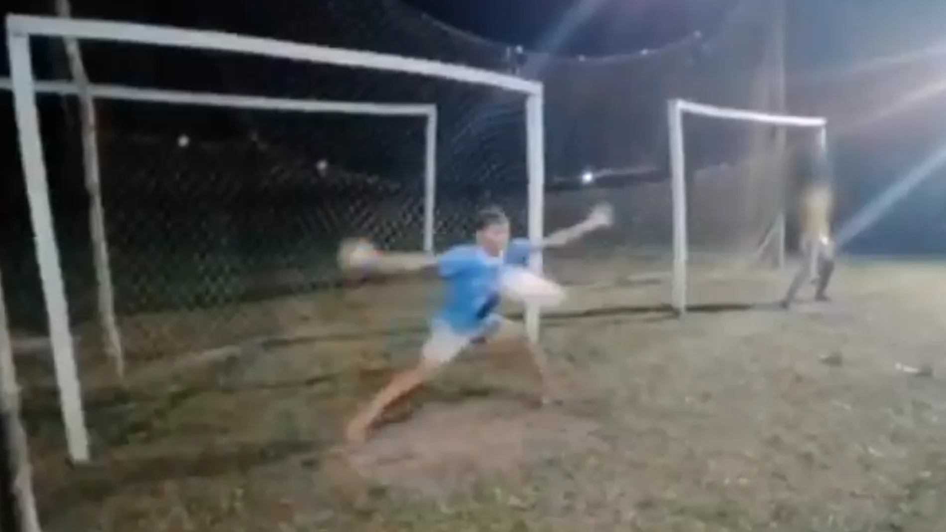 Momento en que Edson Lopes recibe el balonazo mortal Momento en que Edson Lopes recibe el balonazo mortal