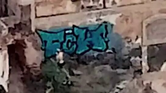 Pillan in fraganti a un turista haciendo un grafiti un edificio hist&oacute;rico de un paraje protegido