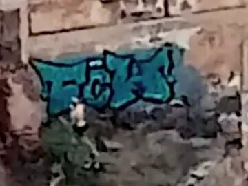 Pillan in fraganti a un turista haciendo un grafiti un edificio histórico de un paraje protegido