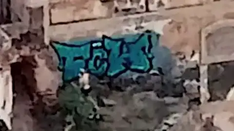 Pillan in fraganti a un turista haciendo un grafiti un edificio histórico de un paraje protegido Pillan in fraganti a un turista haciendo un grafiti un edificio histórico de un paraje protegido