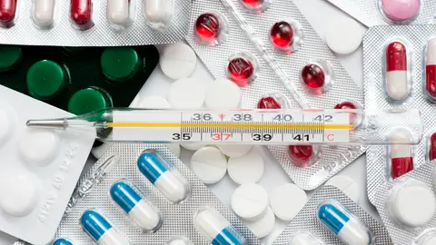 Termómetro y medicamentos Termómetro y medicamentos