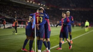 Los jugadores del Bar&ccedil;a celebran un gol ante el Betis
