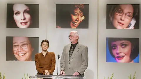 Nominadas a Mejor Actriz de reparto en los Oscar de 2003: Julianne Moore por The Hours, Queen Latifah por Chicago, Meryl Streep por Adaptation, Kathy Bates por About Schmidt y Catherine Zeta-Jones por Chicago Nominadas a Mejor Actriz de reparto en los Oscar de 2003: Julianne Moore por The Hours, Queen Latifah por Chicago, Meryl Streep por Adaptation, Kathy Bates por About Schmidt y Catherine Zeta-Jones por Chicago