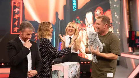 Desde una lavadora en miniatura, hasta una mascota falsa: los inventos de El Monaguillo para Cayetana Guillén Cuervo y Macarena Gómez Desde una lavadora en miniatura, hasta una mascota falsa: los inventos de El Monaguillo para Cayetana Guillén Cuervo y Macarena Gómez