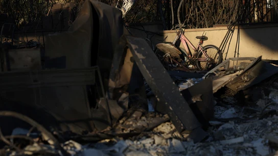 Los bomberos luchan contra nuevos incendios sin haber podido contener los antiguos Destrozos provocados por el incendio Eaton en Altadena, California